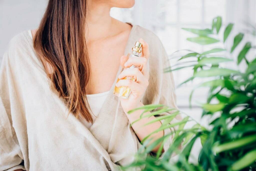 چگونه عطر را از پوست و لباس بشوییم؟