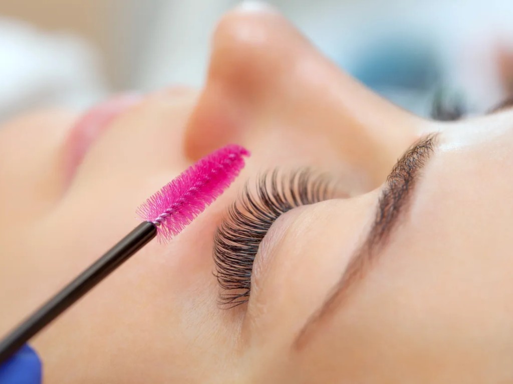 راز مژه‌های رویایی: ۳ سرم جادویی که چشمانت رو فتح می‌کنن!