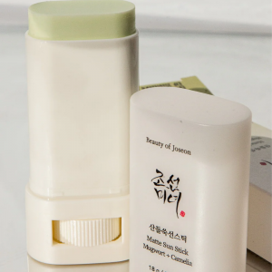 ضدآفتاب بیوتی آف جوسان مات سان استیک مگ‌ورث + کامیلیا -BEAUTY OF JOSEON Matte Sun Stick Mugwort + Camilia 18g