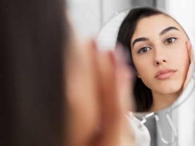 استفاده از گلاب برای بهبود جوش‌های صورت: راهنمای کامل و عملی