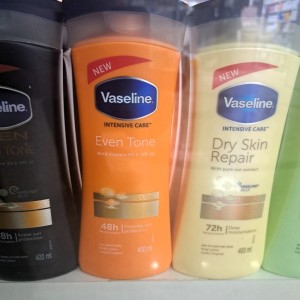 لوسیون روشن کننده بدن نیاسین آمید وازلین Vaseline Even Tone حجم 400 میلی لیتر