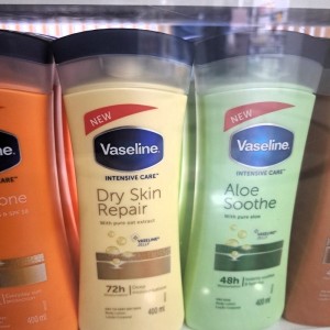 لوسیون بدن وازلین رایحه شیر عسل Dry Skin Repair حجم 400ml