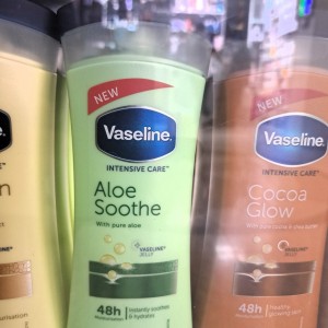 لوسیون بدن وازلین رایحه آلوئه ورا حجم 400ml