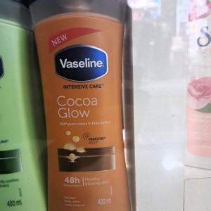 لوسیون بدن وازلین شکلاتی مدل Cocoa Glow حاوی عصاره کاکائو و شی باتر