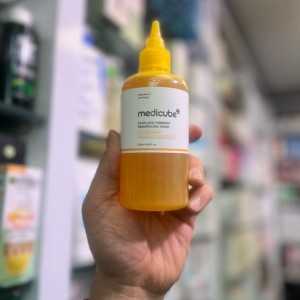 تونر ترمیم کننده زردچوبه و اسید کوجیک مدی کیوب – Medicube Kojic Acid Turmeric Resurfacing Toner (250ml)