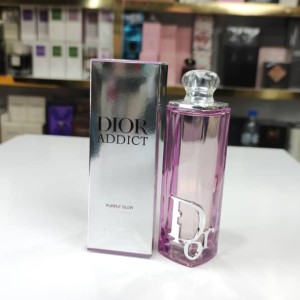 عطر دیور ادیکت پِرپل گلو | رایحه‌ای شیرین، گلی و پودری با نت تمشک کاراملی و زنبق توسکانی