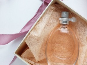 نحوه نگهداری عطر: 15 راه برای کمک به ماندگاری عطر شما