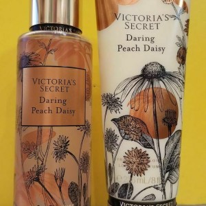 ست بادی اسپلش و بادی لوشن دیرینگ پیچ دیسی ویکتوریا سکرت اورجینال - Set Victoria's Secret Body Splash & Body Lotion Daring Peach daisy