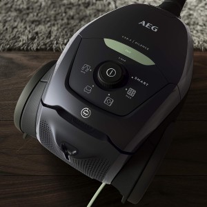 جاروبرقی کیسه‌دار AEG مدل VX82-1-ÖKO