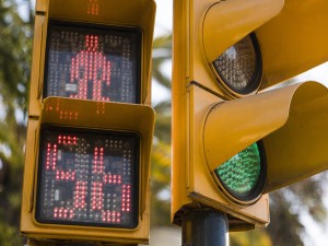 چراغ راهنمایی LED یا معمولی؟ مقایسه کامل و راهنمای خرید ۲۰۲۵