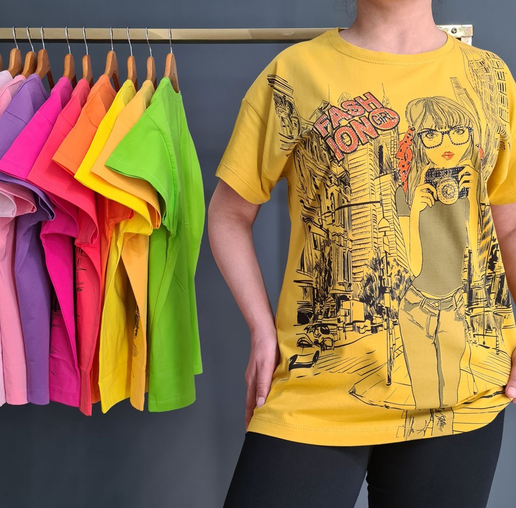 تیشرت دختر عکاس