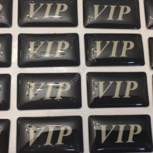یک عدد برچسب  اپوکسی با لوگوی VIP