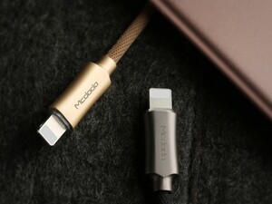 کابل شارژ و انتقال داده 1.8 متری لایتنینگ مک دودو MCDODO Auto Disconnect Lightning Data Cable 1.8M CA-390 دارای طراحی زیبا