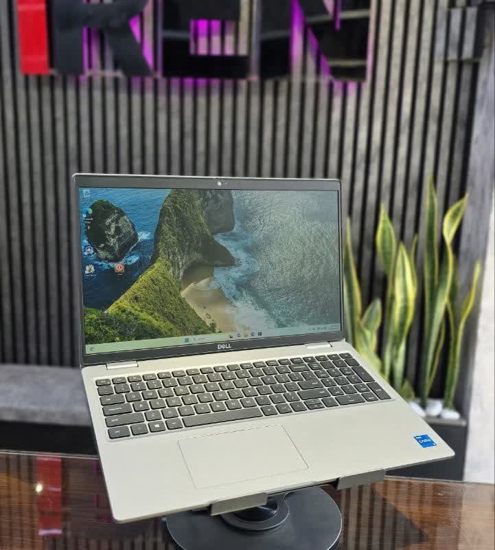 لپ تاپ استوک Dell Latitude 5520 | Core i7-1165G7 | RAM 8GB | SSD 256GB | 15.6 Inch FHD Touch | Intel Iris Xe