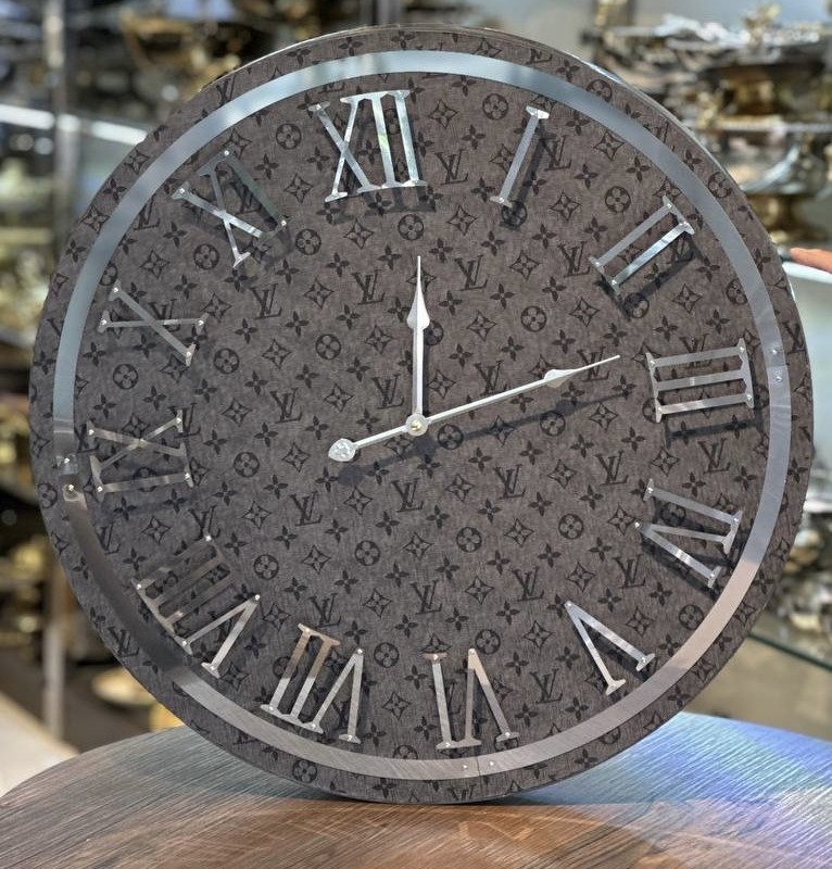 ساعت دیواری چرمی