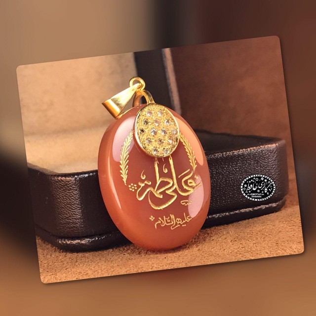 مدال عقیق یمنی مزین به ۱۴ قطعه برلیان الماس اصل