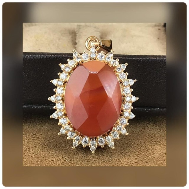 مدال عقیق سرخ خراسانی/یمنی قاب رزگلد همراه گنجینه پنج حرز شریف