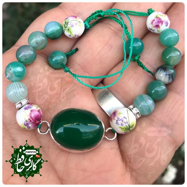 دستبند عقیق سبز خراسانی مدل وحیدانه همراه گنجینه پنج حرز شریف