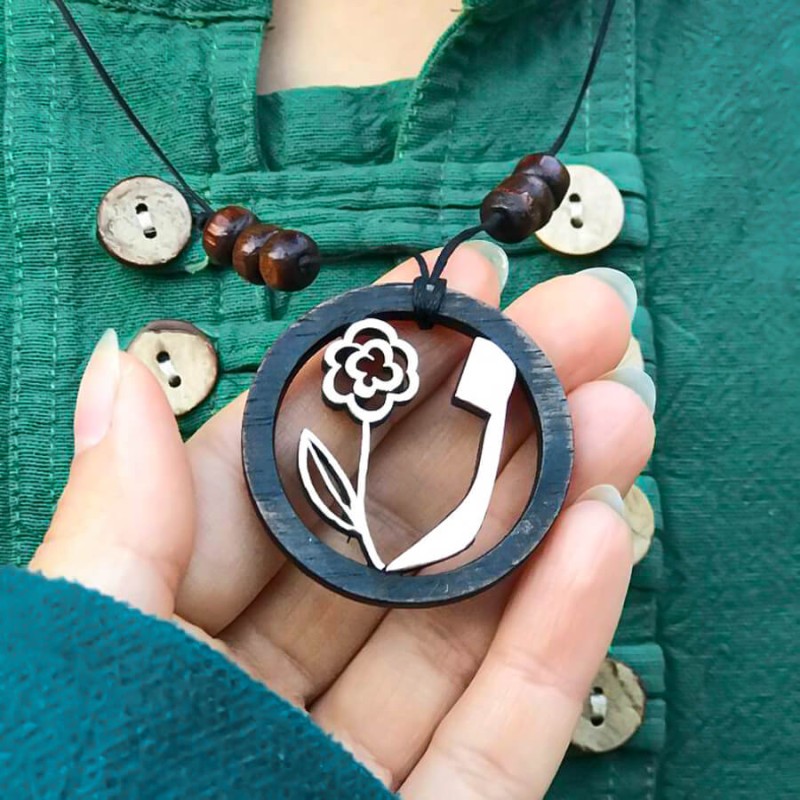 گردنبند چوب و نقره طرح حرف ز