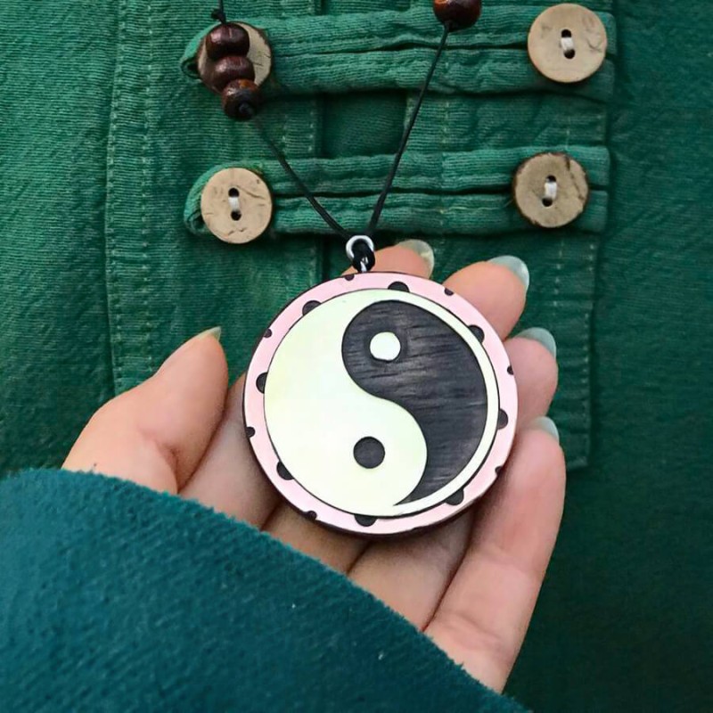 گردنبند چوب و نقره طرح یینگ یانگ