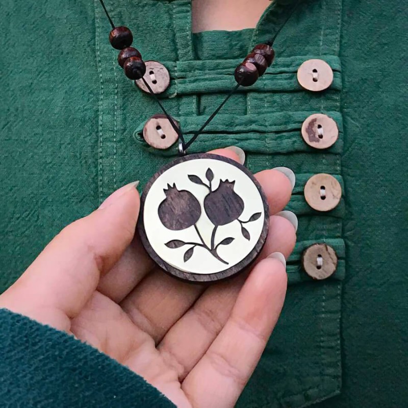 گردنبند چوب و نقره طرح انار