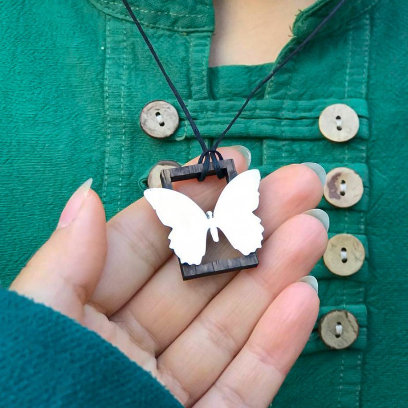 پلاک چوب و نقره طرح پروانه