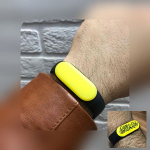 دستبند رزین همراه با نگین عقیق یمن طرح ساعت هوشمند +گنجینه پنج حرز شریف