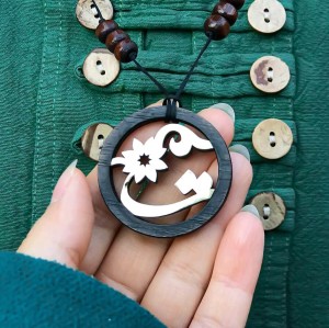 گردنبند چوب و نقره طرح حرف ت