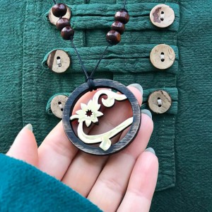 گردنبند چوب و نقره طرح حرف ب