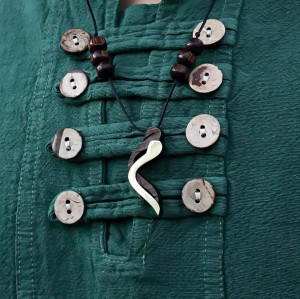 گردنبند چوب و نقره طرح حرف م