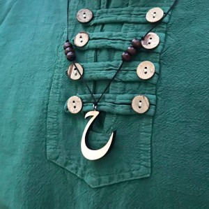 گردنبند چوب و نقره طرح حرف ح