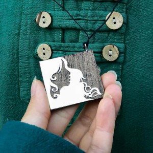 گردنبند چوب و نقره طرح دختر