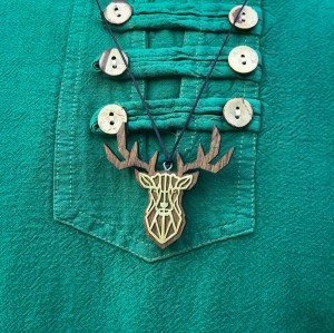 گردنبند چوب و نقره طرح گوزن