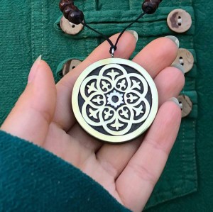 گردنبند چوب و نقره طرح گل فانتزی