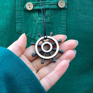 گردنبند چوب و نقره طرح سکان