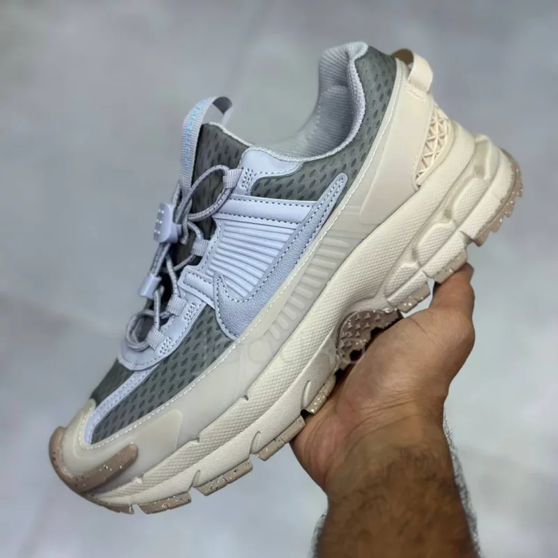 کفش نایک زوم ومرو روم خاکستری کرم Nike Zoom Vomero Roam Wolf Grey Sand Drift