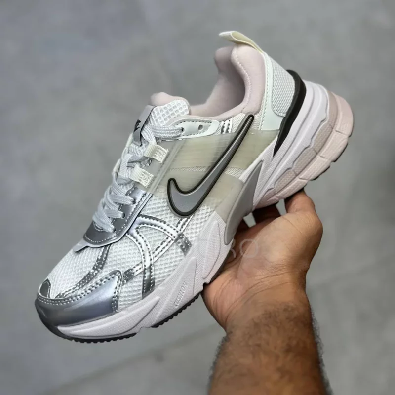 کفش نایک وی تو کی ران طوسی نقره‌ای صورتی ملایم Nike V2K Run Platinum Tint Summit White Cave Stone Metallic Silver