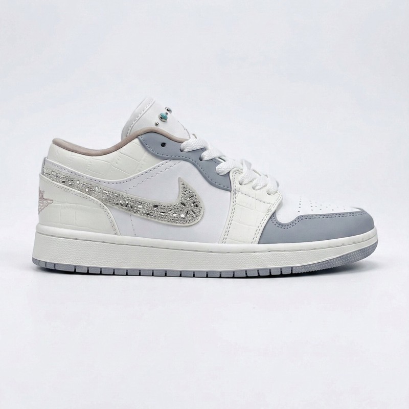 جردن ۱ لو نگینی سفید خاکستری Jordan 1 Low Sail Soft Pearl IH7323-100
