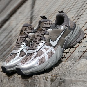 نایک وی تو کی ران قهوه ای خاکستری نقره ای متالیک Nike V2K Run Cave Stone Metallic Silver