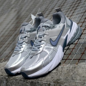 نایک وی تو کی ران طوسی سفید سرمه‌ای Nike V2K Run Wolf Grey Midnight Navy