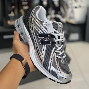کفش نیوبالانس 1906R نقره‌ای متالیک / مشکی New Balance 1906R Silver Metalic Black