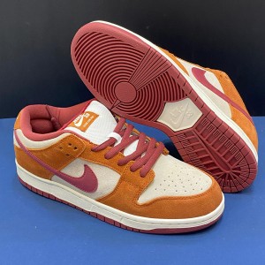 نایک اس بی دانک لو پرو دارک راست سیدر Nike SB Dunk Low Pro Dark Russet Cedar