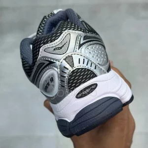 ساکنی پروگرید اومنی ۹ میکروچیپ Saucony ProGrid Omni 9 Microchip