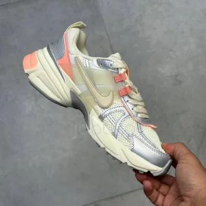 نایک وی تو کی ران کرم متالیک مرجانی Nike V2K Run Coral Metallic Cream