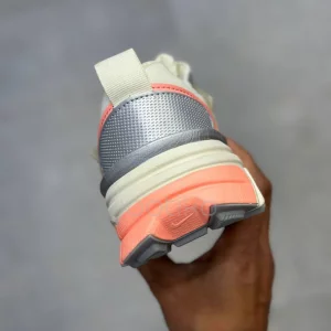 نایک وی تو کی ران کرم متالیک مرجانی Nike V2K Run Coral Metallic Cream