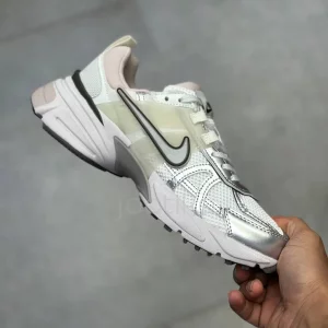 نایک وی تو کی ران طوسی نقره‌ای صورتی ملایم Nike V2K Run Platinum Tint Summit White Cave Stone Metallic Silver