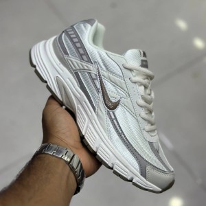 نایک اینیشیتور سفید خاکستری قهوه‌ای Nike Initiator Phantom Light Bone Sail Brown IB4339-001