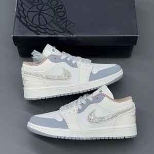 جردن ۱ لو نگینی سفید خاکستری Jordan 1 Low Sail Soft Pearl IH7323-100