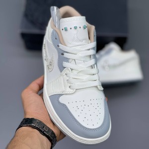 جردن ۱ لو نگینی سفید خاکستری Jordan 1 Low Sail Soft Pearl IH7323-100