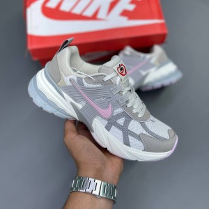 نایک وی تو کی ران طوسی سفید صورتی Nike V2K Run Sail Pink Foam Sail College Grey HV5997-161